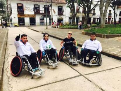 Caroline Casey con jóvenes discapacitados de San Gil, en el departamento de Santander, Colombia.