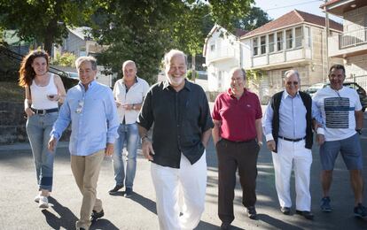 Los empresarios Carlos Slim (centro) y Olegario Vázquez Raña (2d) pasean por las callles de Avión (Ourense).