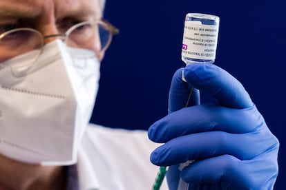 Un trabajador sanitario carga una jeringuilla con la vacuna de AstraZeneca en el hospital de Halle, al este de Alemania, en febrero pasado.