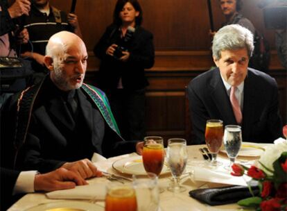 El senador estadounidense y presidente del Comité de Relaciones Exteriores de EE UU, John Kerry, en un almuerzo junto al presidente afgano, el jueves en Washington.