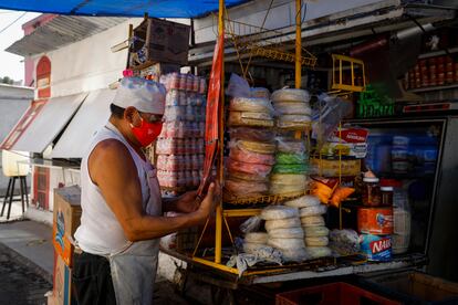 Un comerciante, en el mercado Porvenir en la Colonia Aldana.