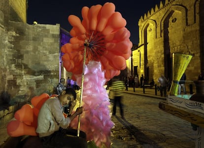 Un vendedor de globos y algodn de azucar en la calle el-Moez de El Cairo, Egipto.