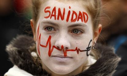 Una joven se manifiesta en contra de las privatizaciones de hospitales y de los recortes en la sanidad el 7 de enero de 2013 en Madrid. Ese año, las mareas blancas reivindicativas pintaban las calles de las principales ciudades muchos domingos.