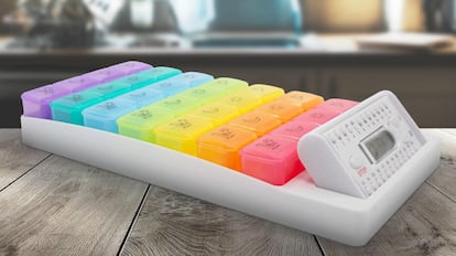 pastillero con alarmas con sendos compartimentos amplios.