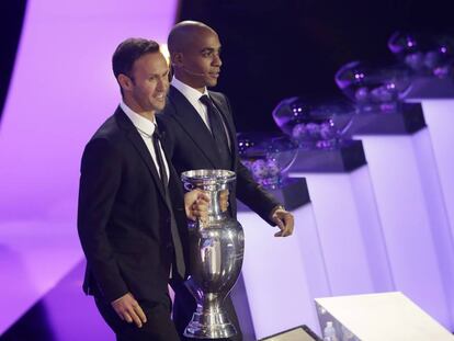 Ricardo Carvalho y João Mário, sujetan el trofeo de la Eurocopa 2020.