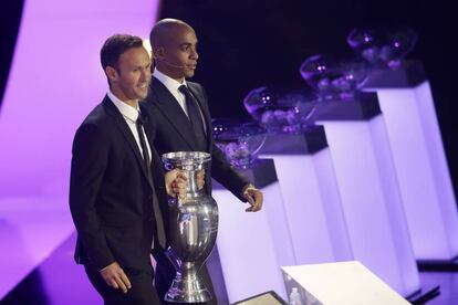 Ricardo Carvalho y João Mário, sujetan el trofeo de la Eurocopa 2020.