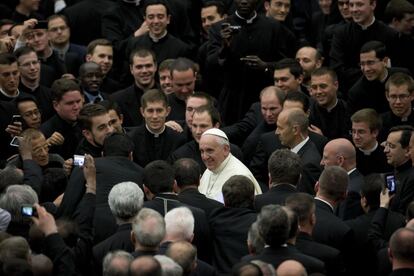El papa Francisco rodeado por una multitud de seminaristas y personal de colegios eclesiásticos tras una audiencia en el aula Pablo VI en el Vaticano.