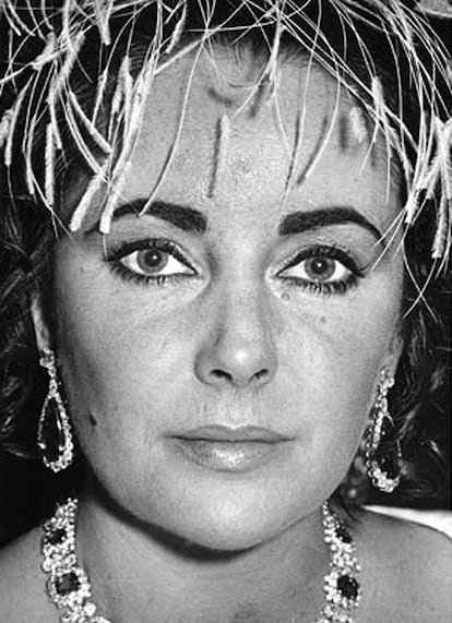 En la imagen Liz Taylor asiste al estreno de la película <i>La mosca tras la oreja</i>, de Jacques Charon, en París en  octubre de 1968. La actriz posa tranquila para la cámara del <i>paparazzi</i>, al contrario de quien fuera su marido, Richard Burton que en una ocasión mandó unos matones a Gallella que le dieron una buena paliza. Sin embargo, quizás guiado por la mala conciencia, según sospecha el <i>paparazzi</i>, Burton tras divorciarse de Liz Taylor le llamó para que fuera el fotógrafo de su boda con Rally Hay.