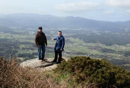 Andr&eacute;s Vidal e Iv&aacute;n Marrube, concejales del BNG de Alfoz, con el valle del Ouro al fondo. 