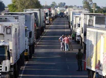 Decenas de camiones, parados en una carretera bloqueada por la huelga en Gualeguaychu.