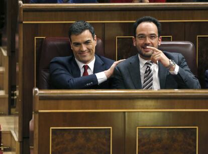 El portavoz del PSOE, Antonio Hernando, junto al secretario general del PSOE, Pedro Sánchez.