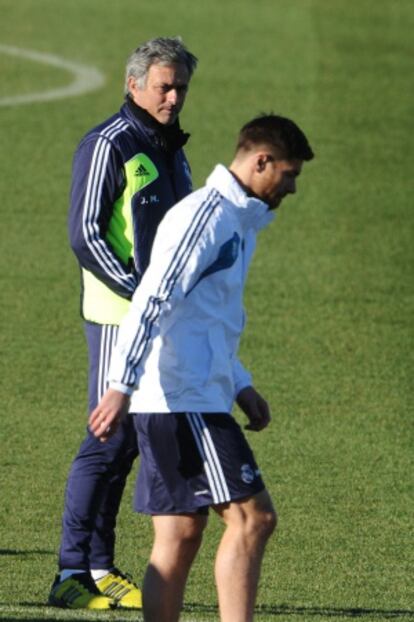 Mourinho observa a Xabi Alonso durante un entrenamiento.