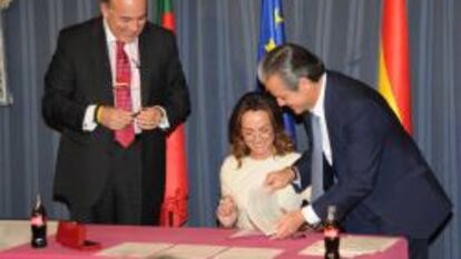 Muhtar Kent, presidente de Coca Cola, Sol Daurella, presidenta de Iberian Partners, y Marcos de Quinto, presidente de Coca Cola Espa&ntilde;a, en la firma de la constituci&oacute;n de la nueva empresa embotelladora de la multinacional en Espa&ntilde;a.