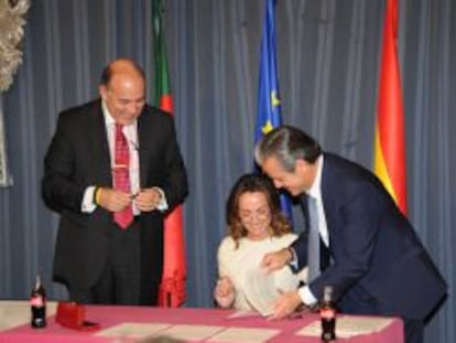 Muhtar Kent, presidente de Coca Cola, Sol Daurella, presidenta de Iberian Partners, y Marcos de Quinto, presidente de Coca Cola Espa&ntilde;a, en la firma de la constituci&oacute;n de la nueva empresa embotelladora de la multinacional en Espa&ntilde;a.