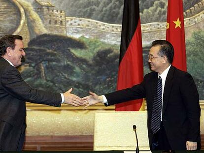 El canciller alemán, Gerhard Schröder (a la izquierda), saluda al primer ministro chino, Wen Jiabao.