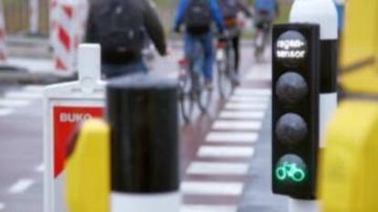 O semáforo de uma ciclovia em Roterdã.