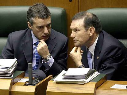 Iñigo Urkullu, portavoz del PNV, y el <i>lehendakari,</i> Juan José Ibarretxe, en el Parlamento vasco.