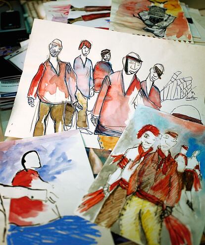 Algunos bocetos para 'Los miserables' fotografiados sobre la mesa de trabajo de Paco Delgado.
