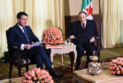 Imagen difundida el 10 de abril en Twitter por el primer ministro de Francia, Manuel Valls (izquierda), tras su encuentro con el presidente argelino, Abdelaziz Buteflika.