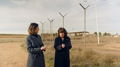 Lara Siscar y Rosa Montero, en las inmediaciones de la cárcel de Herrera de la Mancha (Ciudad Real) durante el episodio del programa 'En Primicia', de TVE.