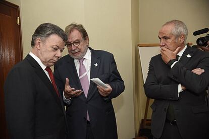 Juan Manuel Santos, presidente de Colombia, charla con Juan Luis Cebrián, presidente del grupo Prisa, en presencia de Antonio Caño, director de EL PAÍS.