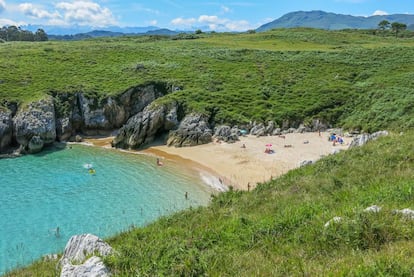 La playa de San Antonio, en Llanes (Asturias), es un arenal de entorno virgen al que los bañistas solo pueden acceder a pie.