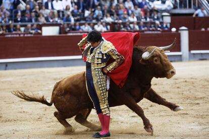 El matador Juan Del Alamo, en la faena con su primer toro.