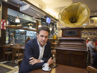Martín Sivak, en un café de Buenos Aires.