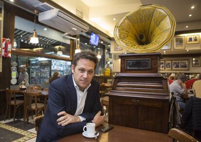 Martín Sivak, en un café de Buenos Aires.