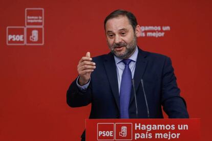 El secretario de organización del PSOE ocupará la cartera de Fomento y mantendrá su cargo en el partido. Ábalos tiene una dilatada trayetoria en la Administración y coordinó la presentación de la moción de censura que ganó Pedro Sánchez.