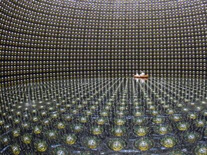 El detector de Super-Kamiokande, llenándose de agua. 