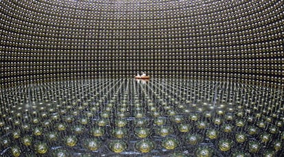 El detector de Super-Kamiokande, llenándose de agua.