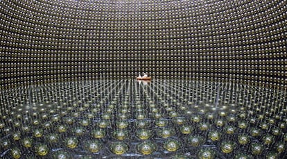 El detector de Super-Kamiokande, llenándose de agua. 