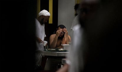 Varios reos del Campo VI del penal, durante la hora del almuerzo