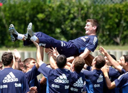 Casillas es aupado por sus compañeros durante el entrenamiento de ayer de la selección española.