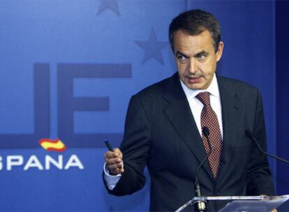 Zapatero, durante una conferencia de prensa tras una cumbre de la UE en Bruselas.