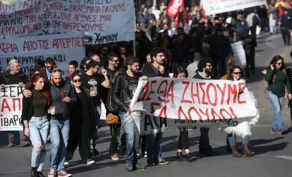 Manifestantes marchan en Atenas este jueves durante la huelga general.