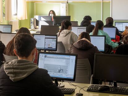 Alumnos del grado superior de Administración y Gestión en el I.E.S. Beatriz de Suabia en Sevilla, durante el primer día de clase tras las navidades, este lunes.