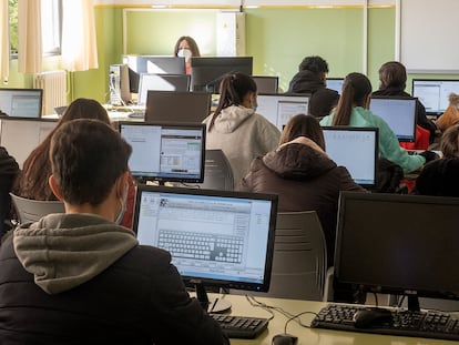 Alumnos del grado superior de Administración y Gestión en el I.E.S. Beatriz de Suabia en Sevilla, durante el primer día de clase tras las navidades, este lunes.