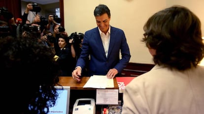 Pedro Sánchez, en octubre, al formalizar su renuncia como diputado.