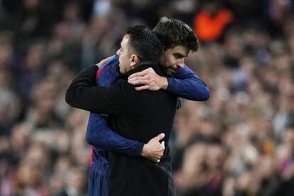 Piqué se abraza con Xavi tras ser sustituido.