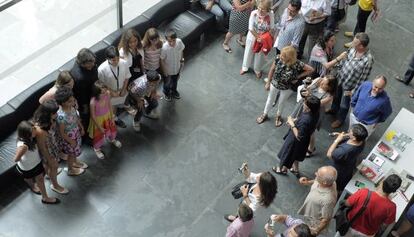 Jóvenes aspirantes a cineastas se fotografiaron con Enrique Urbizu, ayer en Valencia.