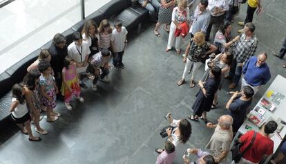 J&oacute;venes aspirantes a cineastas se fotografiaron con Enrique Urbizu, ayer en Valencia.