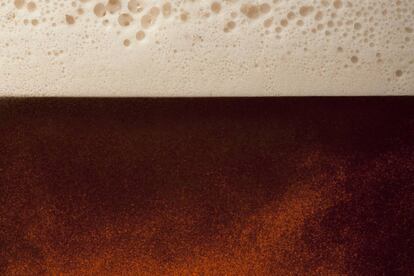 <p>La otra gran clasificación de tipos de cerveza: las Ale, que a diferencia de las Lager, se elaboran con levadura de alta fermentación. Esto las hace "<strong>muy aromáticas y, normalmente, de aspecto turbio</strong>", aclara Bartolomé. Sobre sus colores, también podemos encontrar un amplio abanico: desde el rubio claro (como la Pale Ale) hasta el rojo (como la Red Ale).</p> <p>Por cierto, para acompañarlas, no hay nada mejor que un buen chuletón.</p>