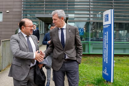 El presidente de la Xunta, Alfonso Rueda, y el rector de la universidad de Santiago, Antoni López, en febrero de 2024.
