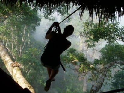 Colgada a 150 metros de altura en Laos