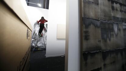 Una mujer desembala una obra antes de proceder a su instalación en una de las salas de ARCO.
