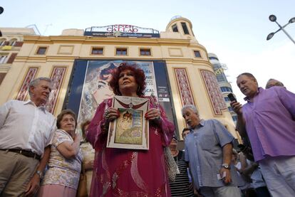 Sara Montiel, ante el cine Callao donde ayer se reestrenó <i>La Violetera</i>.