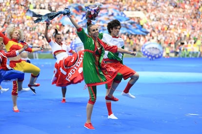 Artistas durante a festa de encerramento no estádio Luzhniki, em Moscou.