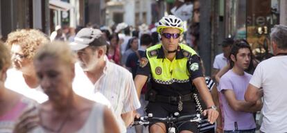 Un agente vigila esta ma&ntilde;ana en bicicleta una calle peatonal de Granada. 